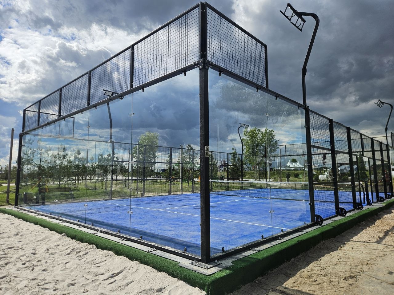 Фото: монтаж корта, процесс сборки